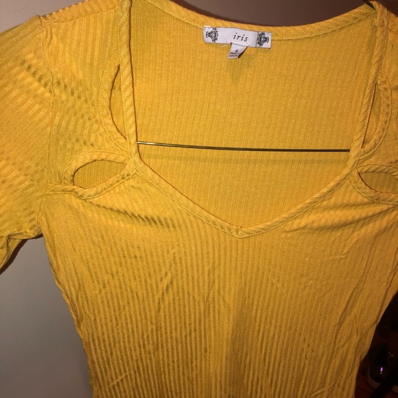 Yellow Ribbed Crop Top/Mid Rise Top Size Small - Picture 3 of 3